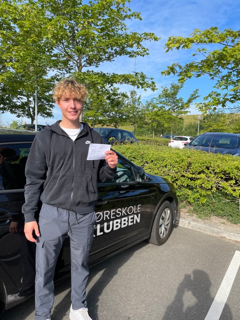 Smilende dreng med kørekort i Århus