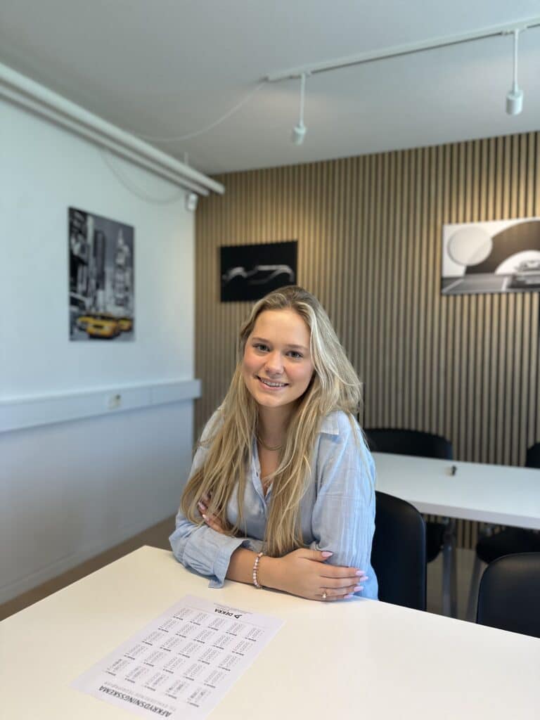 Smilende køreskole elev i Århus